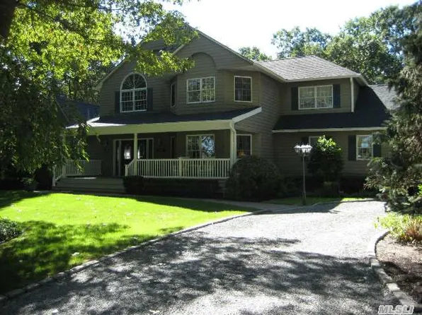 120 South St, Manorville, NY 11949