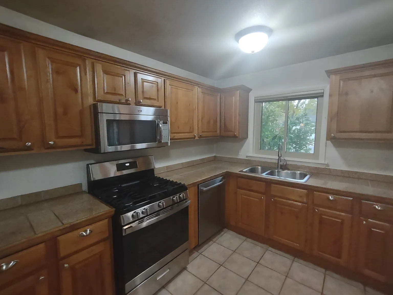 4 bed, 2592 sqft, $2,950 — Photo 2