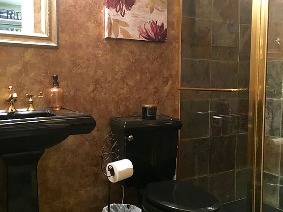 Full bath in hallway