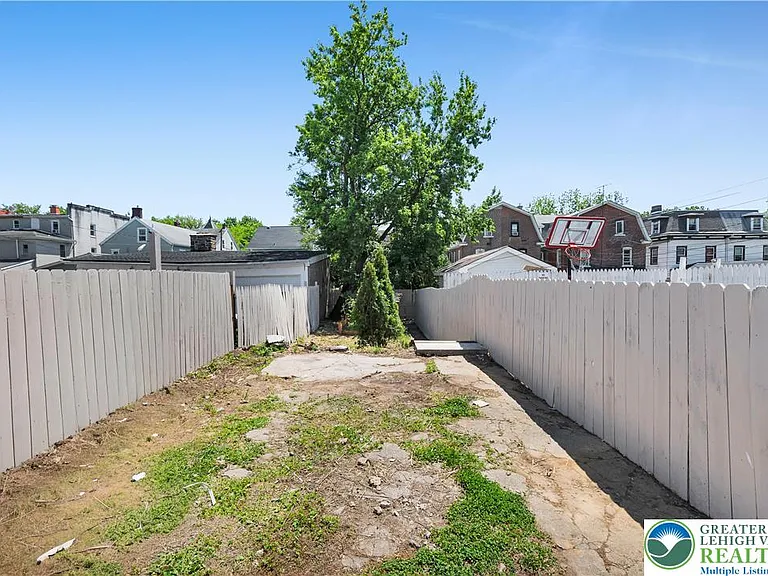 128 W Fairview St — Photo 31