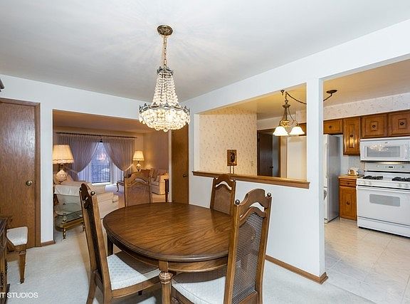 5th image of 6587 N Northwest Hwy APT 201