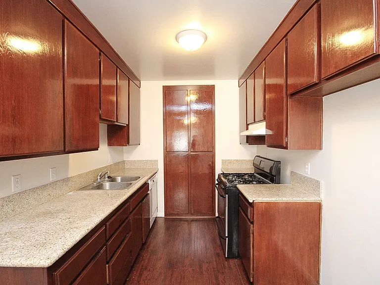 3010 Montrose Ave #28 — Photo 11