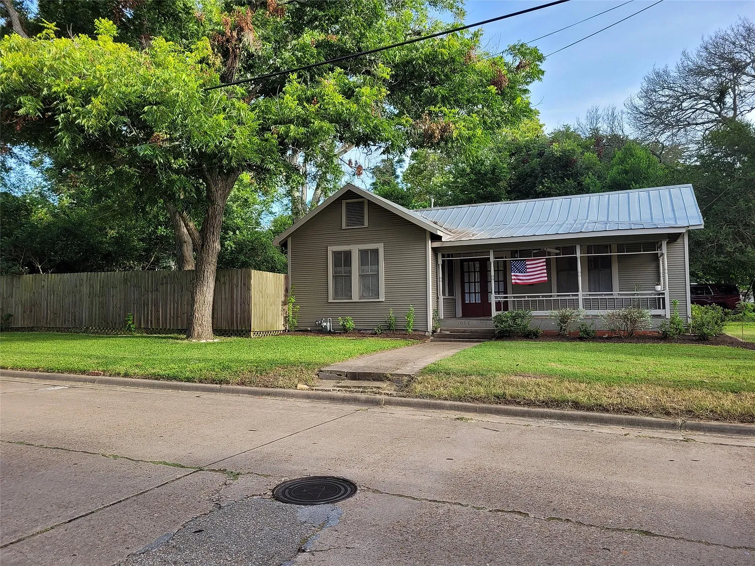 3 bed, 2.0 bath, 1318 sqft, $1,895 — Photo 2