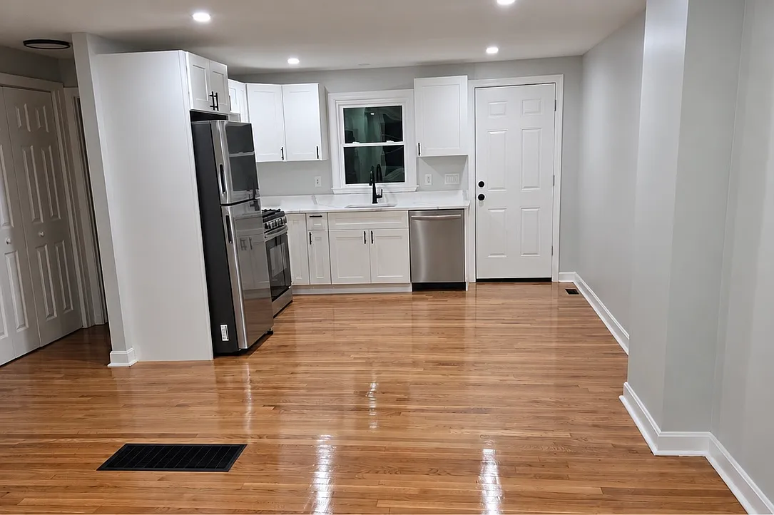 3 bed, 1.5 bath, 1000 sqft, $3,300 — Photo 2
