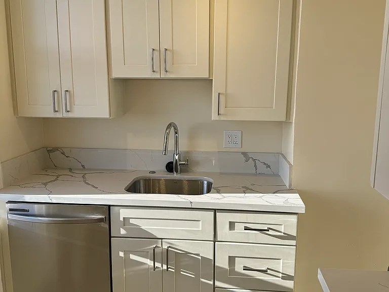 Crestview Apartments — Photo 15