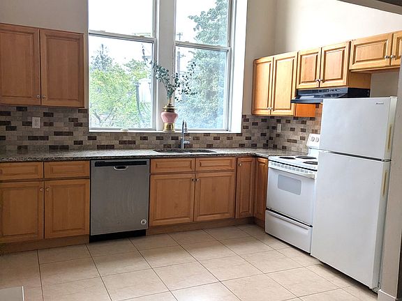 3rd image of 300 Elmira St APT 9