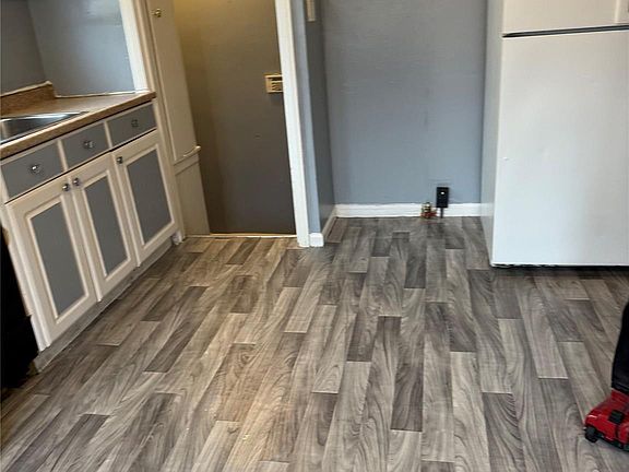 3rd image of 6851 Greenview Ave