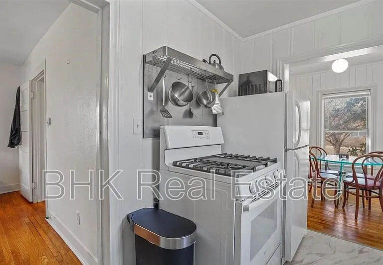 1915 Clover Ln — Photo 6