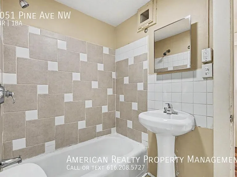 1051 Pine Ave NW — Photo 13