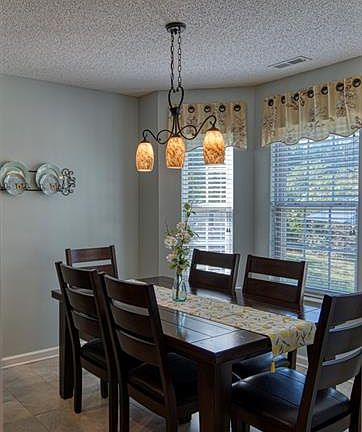 4th image of 104 Birchwood Ct