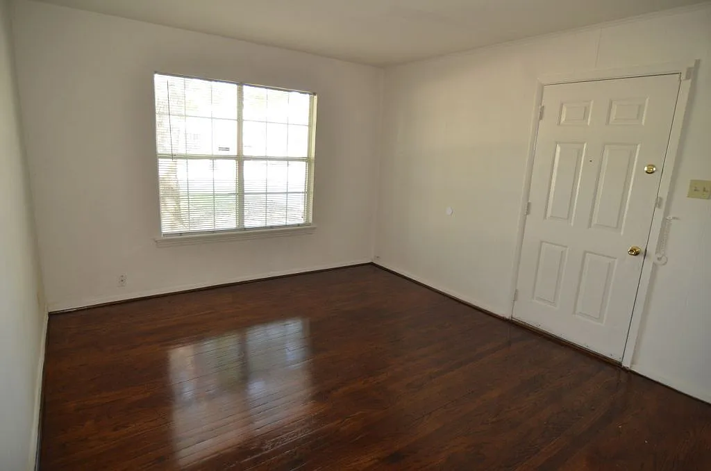 3 bed, 2.0 bath, 1075 sqft, $1,650 — Photo 3