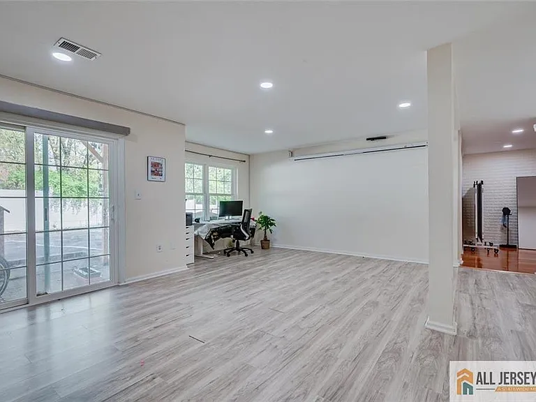 7 Stanford Dr — Photo 37