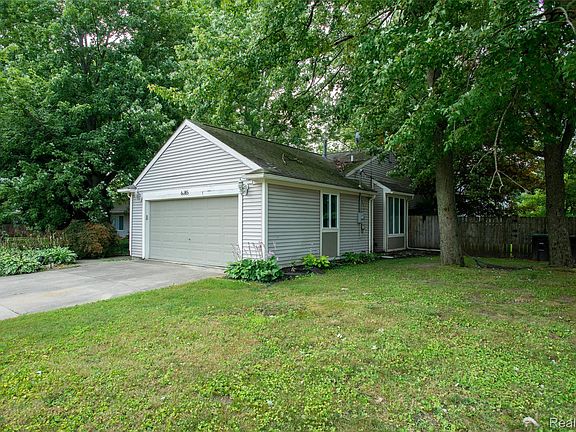 3rd image of 26085 Superior Rd