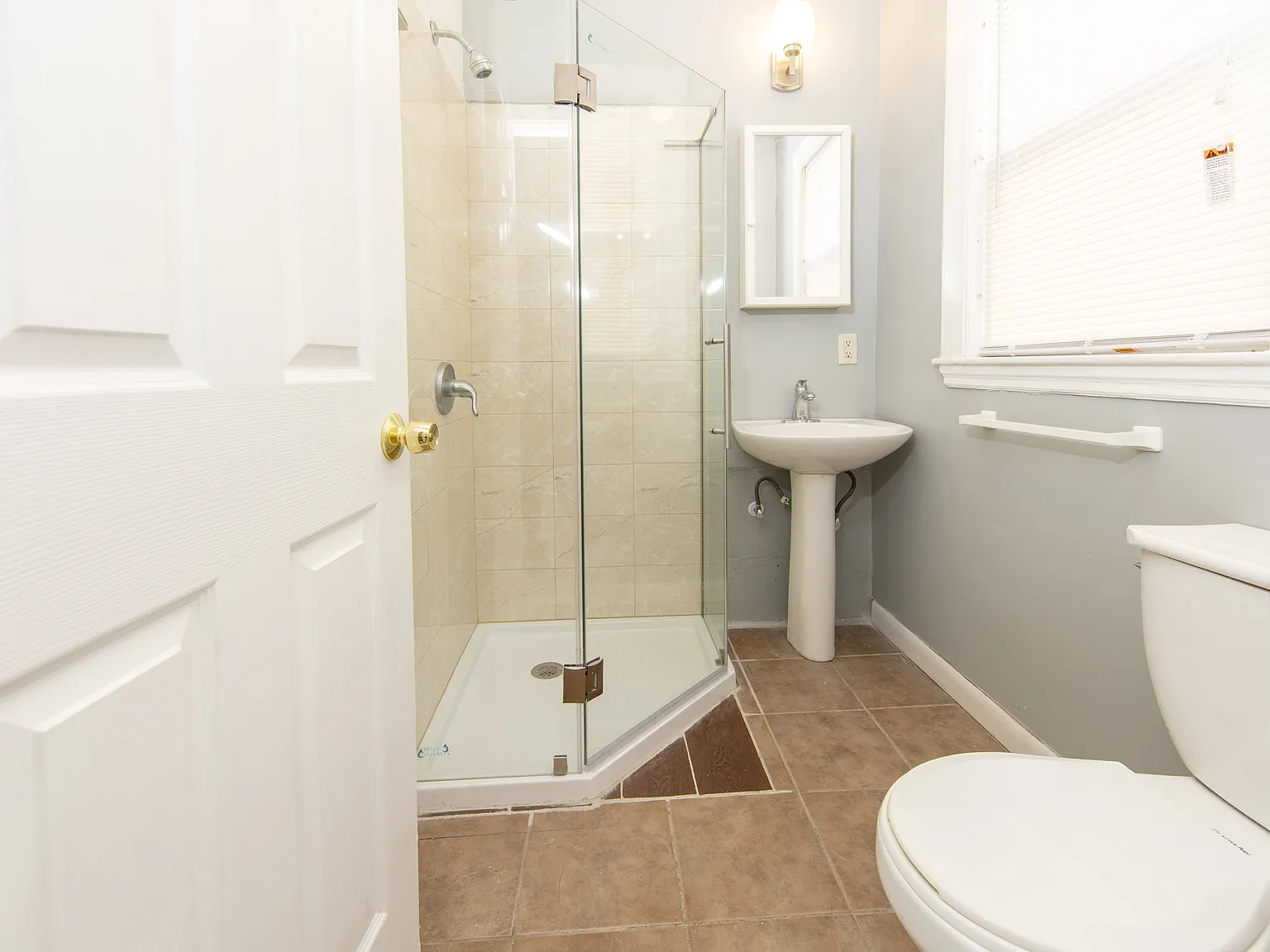 4 bed, 2.0 bath, 1000 sqft, $3,800 — Photo 2