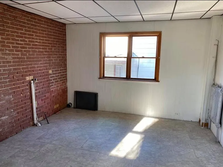 220 S Valley Ave — Photo 3