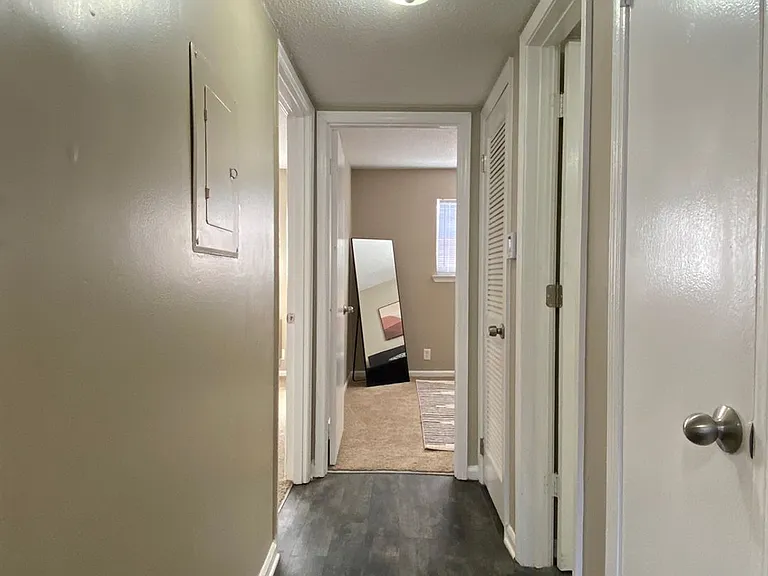 Hillcrest Apartments — Photo 6