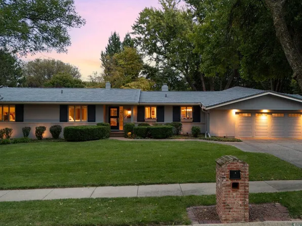 9936 Essex Dr, Omaha, NE 68114