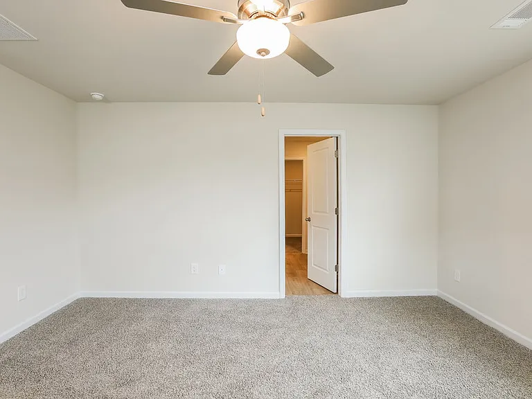658 Mackenzie Cv — Photo 10