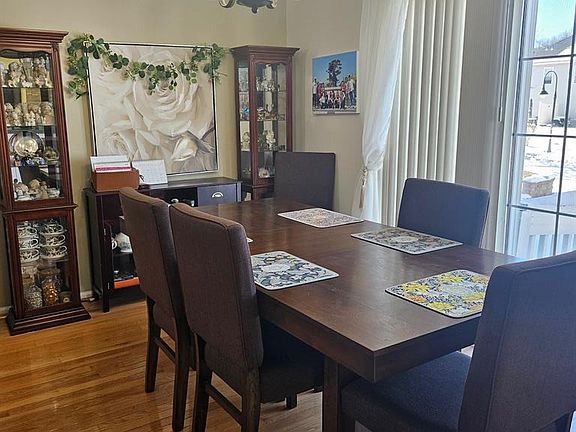 3rd image of 25 Fountayne Ln