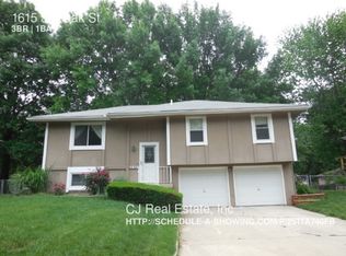 1615 SE Oak St, Oak Grove, MO 64075
