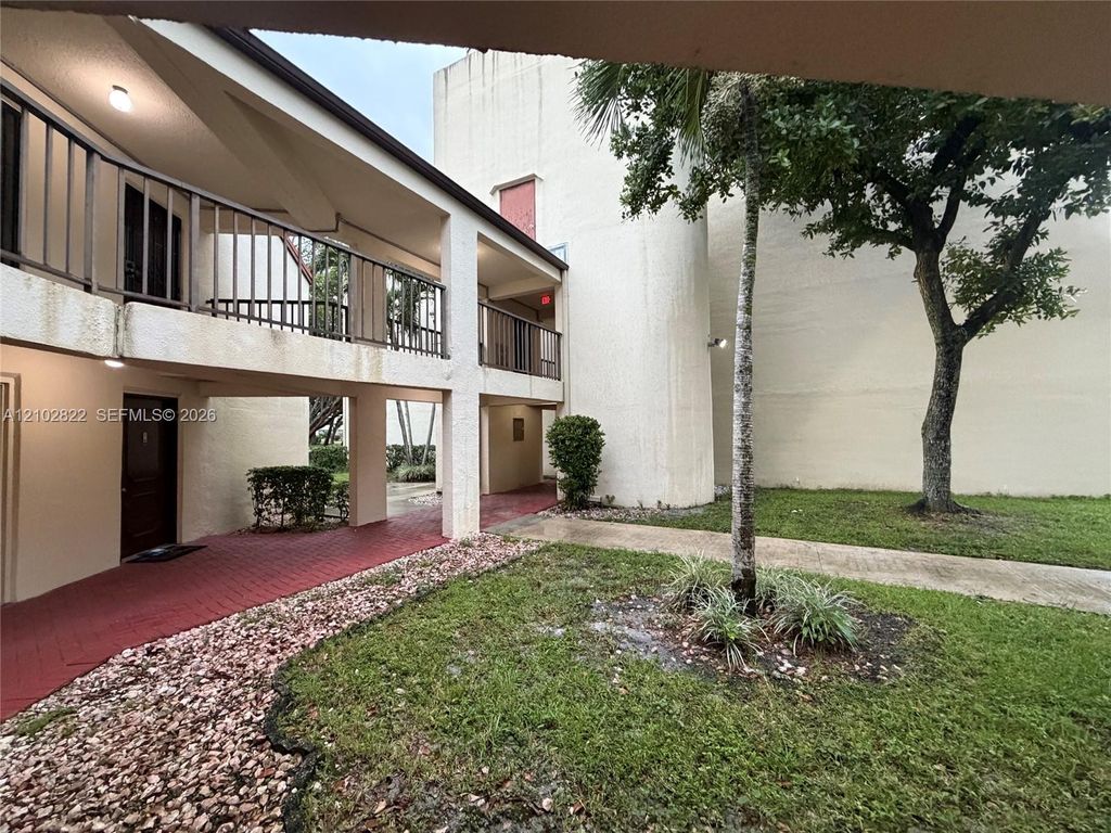 2300 S Cypress Bend Dr APT 102, photo 3