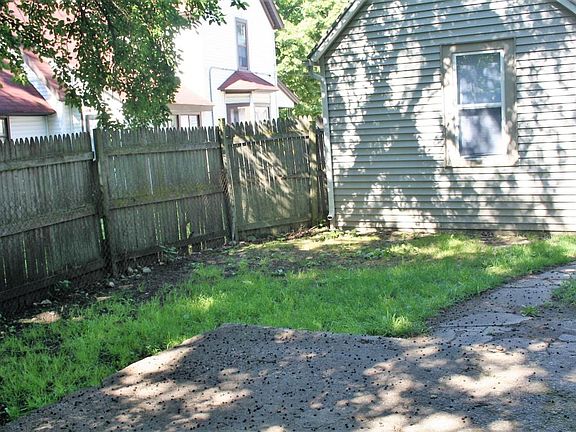 2nd image of 338 Hogadone Ave SW