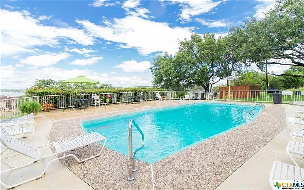 Building Photo - 943 Parkview Dr #C6