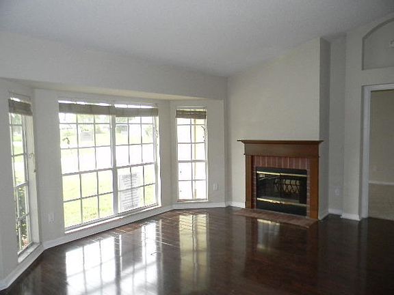 3rd image of 801 SE Sweetbay Ave