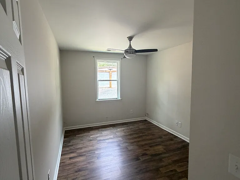 221 Rowe Ave — Photo 11