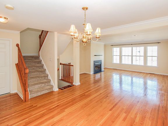 4th image of 2704 Eaton Ct #2704