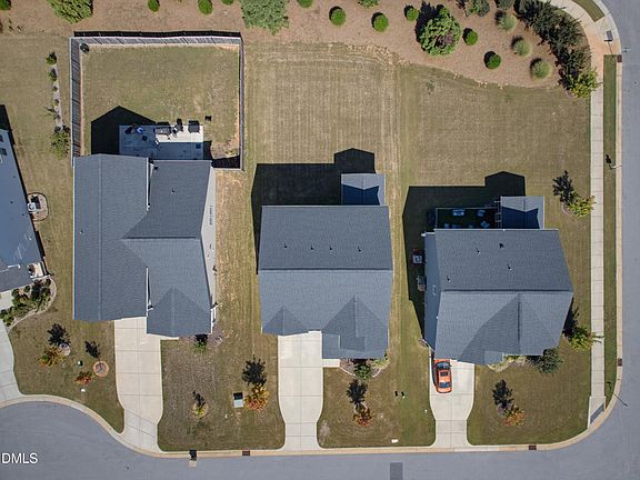 5th image of 104 Hoyne Way