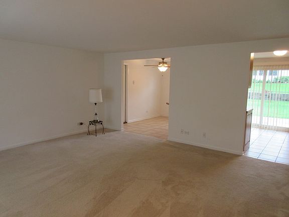 5th image of 126 W Hartford Dr