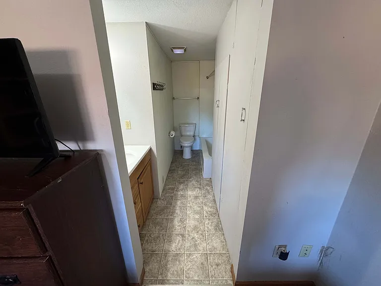 524 1/2 Hansina Ave — Photo 7