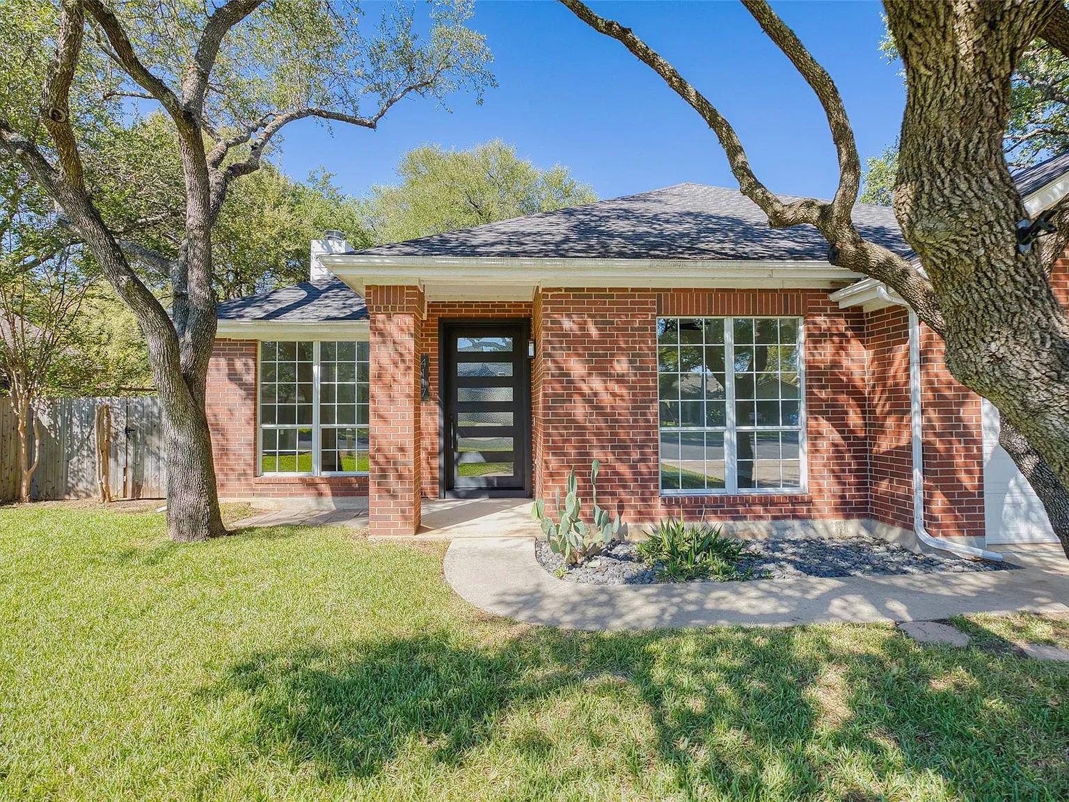 3 bed, 2.0 bath, 2049 sqft, $4,750 — Photo 2