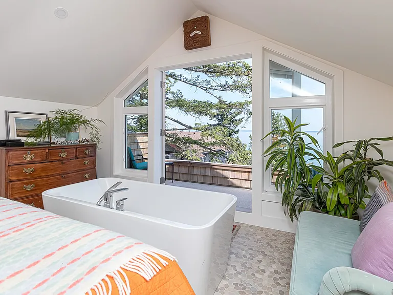 4901 Cordova Bay Rd — Photo 16