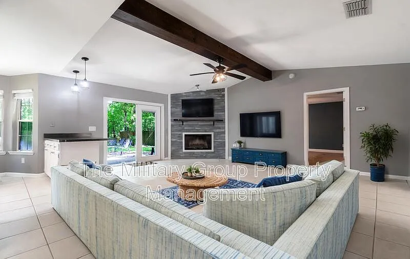 3 bed, 2.0 bath, 1471 sqft, $2,200 — Photo 3