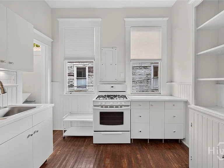 114 W Waldburg St — Photo 27