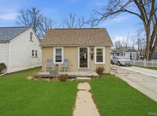 20919 Hollywood St, Harper Woods, MI 48225