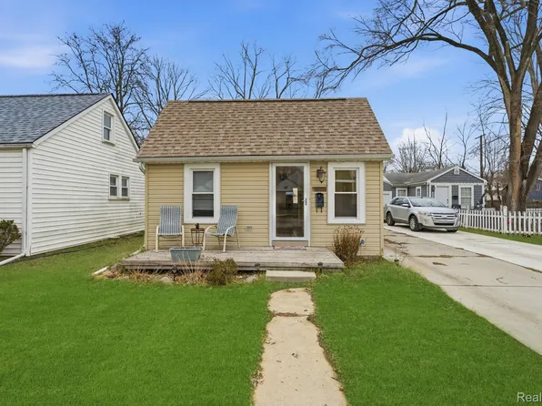 20919 Hollywood St, Harper Woods, MI 48225