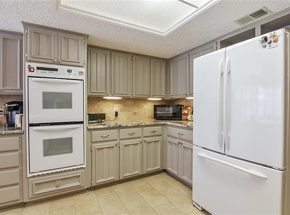 3rd image of 4310 Three Oaks Dr