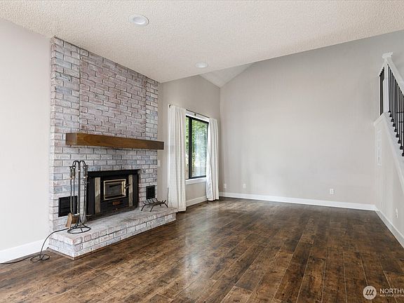 4th image of 210 NW Calista Ct.