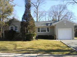 2 Sagamore St, Plainview, NY 11803