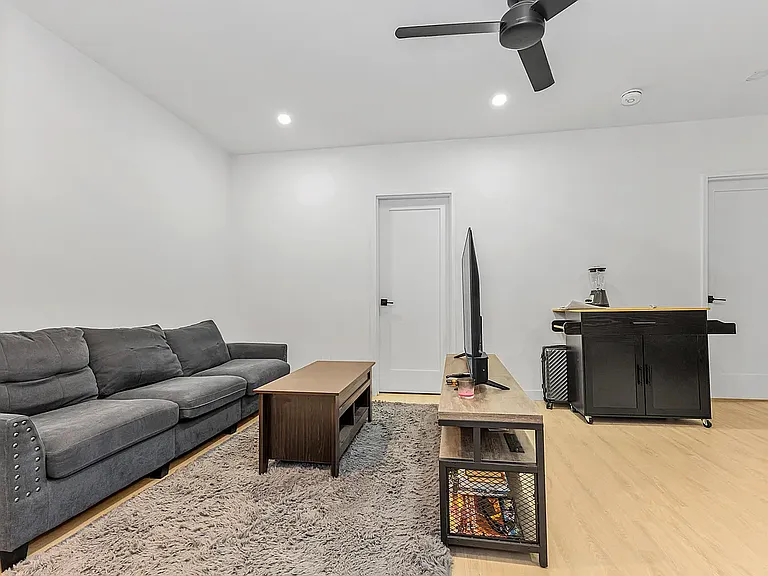 228 E 25th St #10 — Photo 2