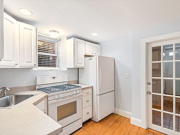 4th image of 6 Bartlett St #1