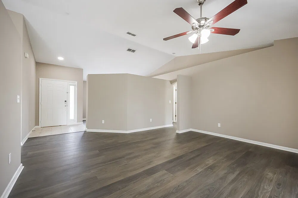 3 bed, 2.0 bath, 1720 sqft, $2,005 — Photo 4