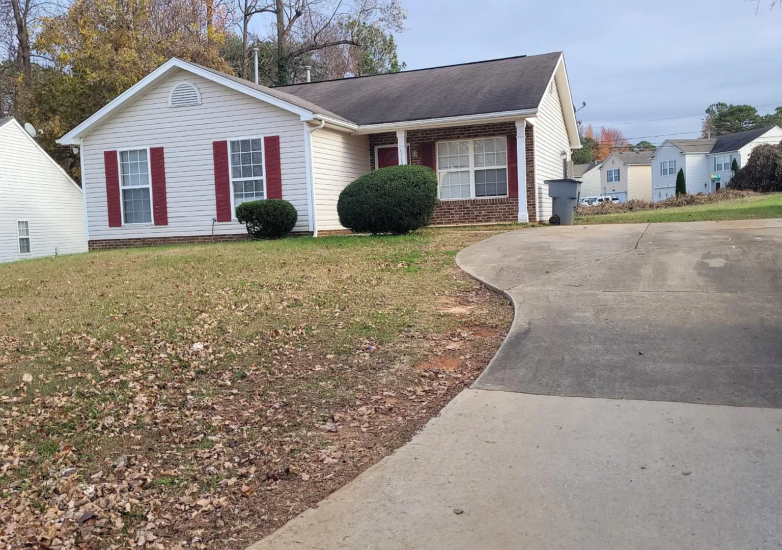 3 bed, 1056 sqft, $1,498 — Photo 1