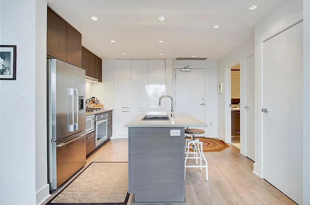 Modern 1 bedroom Bridgeland Condo with Stunning Downtown Views! CIP128 — Photo 1