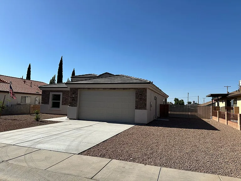 2743 Chambers Ave — Photo 2