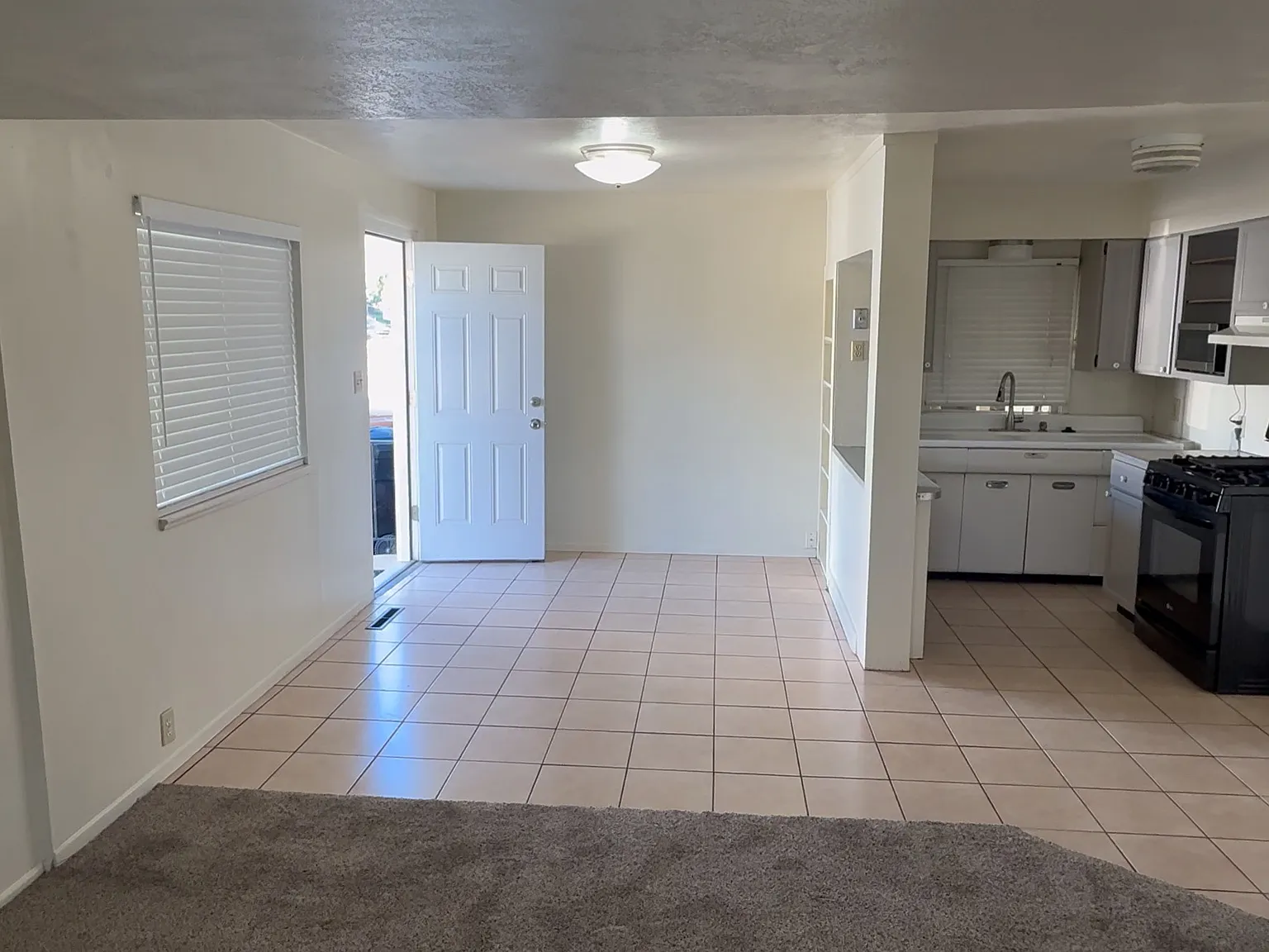 1 bed, 900 sqft, $1,200 — Photo 2