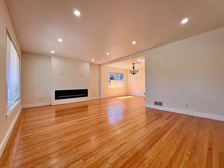 2490 Lexington Way — Photo 2